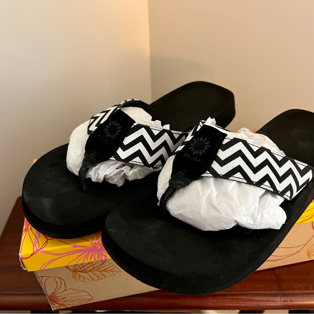 Yellow Box Yulisa Black/White Flip Flops